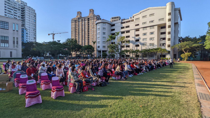高雄女中「三十而遇 四十重聚」活動1日熱鬧登場，校友會邀請70、80級（民國70、80年畢業）的學姐們回娘家，共吸引457人到場回味當年。