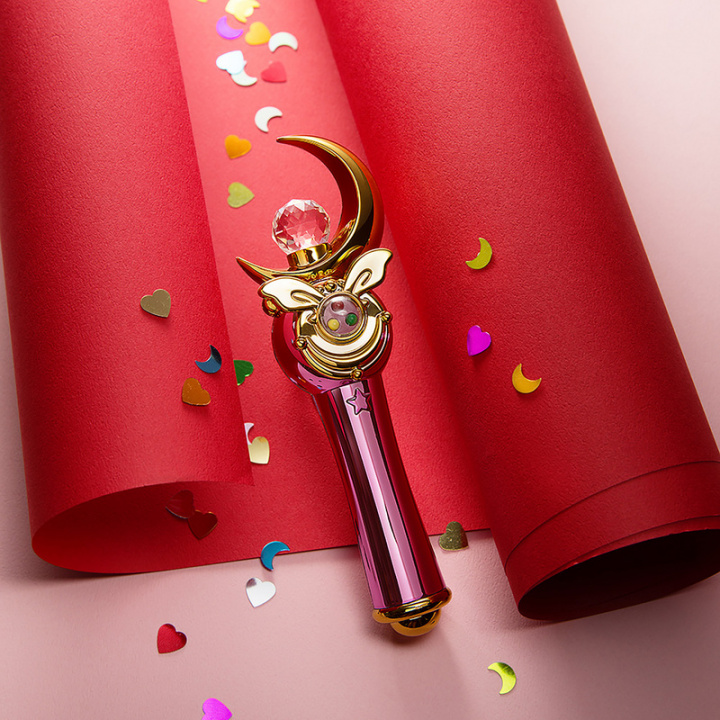 悠遊卡公司再推經典日本動畫「美少女戰士」月光權杖（精裝版）造型悠遊卡，全長18公分，售價新台幣1799元，18日上午將開放預購。(悠遊卡公司提供)