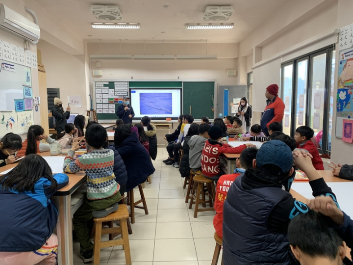 藝術家劉致宏帶領連江縣立仁愛國小學生製作沙畫，透過沙畫方式比較台灣屏東、馬祖各村落沙灘顆粒、顏色，了解島嶼沙灘特色，並透過沙畫共創讓學生了解國際藝術島作品。