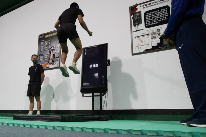 陸軍步訓部運動科學推廣中心內，有一台「人體運動機能評估系統」機器，可分析下肢爆發力、上肢力量、核心力量、柔軟度、平衡度、敏捷性及耐力等7項身體素質能力。