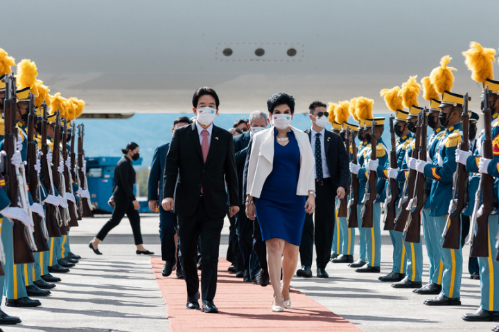 副總統賴清德（前左）率團抵達宏都拉斯，宏都拉斯副總統李薇拉（前右）及外交次長巴拉翁納於機梯前親迎。（總統府提供）