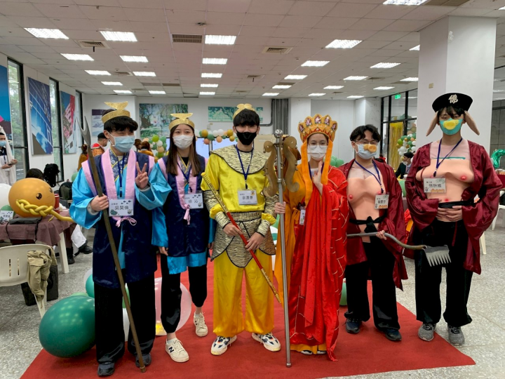 元智大學學生結合「西遊記」角色，展開「國際企業談判」。(元智大學提供)