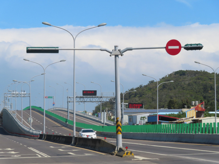 台61線西濱快速公路鳳鼻至香山段目前仍與台15線共線，成為西濱北段唯一缺口，新竹縣政府10日表示，盼盡快規畫動工接上斷點，串連新竹縣市交通網絡。（新竹縣政府提供）