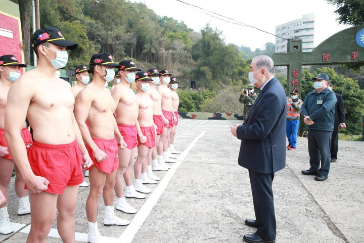 軍友社李棟樑理事長關心蛙兵訓練狀況。