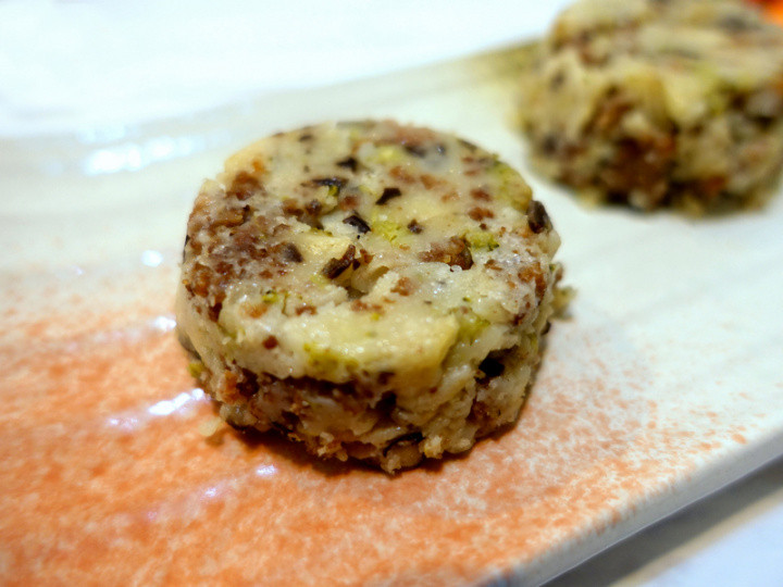 春節期間，民眾團圓圍爐吃好料，寵物也不缺席，寵 物營養師Julia特別為狗狗設計「步步糕升」，是狗狗也能吃的營養美味蘿蔔糕，讓狗狗們也能共享年節氛圍。 （Julia提供）