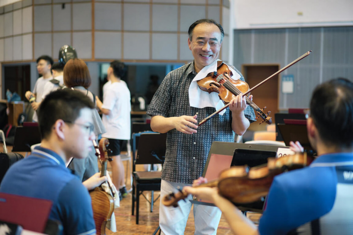 旅美小提琴家林昭亮（中）創立的台北大師星秀音樂節（TMAF）2022年將邁入第4屆，他表示，希望能營造一個完全沉浸於音樂的環境，讓音樂學子都能有所收穫。（台北大師星秀音樂節提供） 