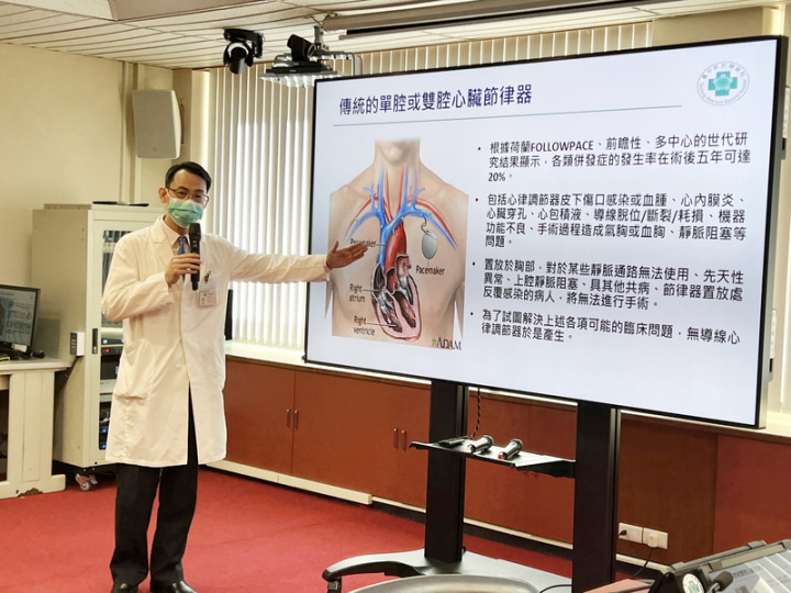 台中榮民總醫院27日舉行記者會，由心臟電氣生理科主任謝育整（圖）在會中說明傳統心律調節器與雙腔無導線心律調節器的功能。