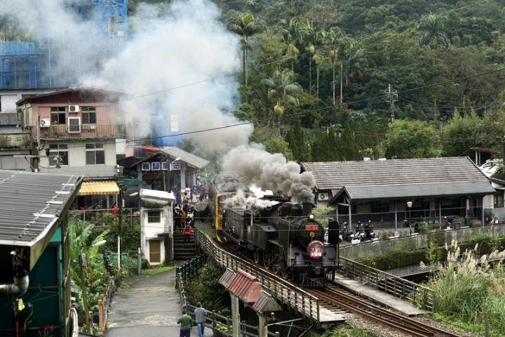 台鐵局配合十分寮成安宮辦理媽祖遶境活動，全台各 地逾25家媽祖廟會香，8日開行CK124蒸汽火車行駛 平溪線，沿途吸引大批民眾搶拍。