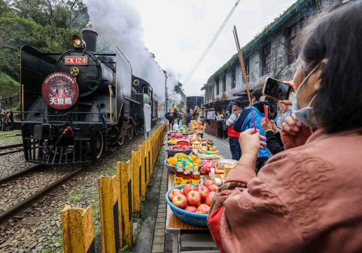 2021北台灣媽祖文化節因為疫情延至2022年初舉行， 8日媽祖隊伍自瑞芳車站搭乘CK124蒸汽火車，遶境 平溪支線，在猴硐、三貂嶺、大華、古嶺腳、平溪、 菁桐等站各停靠3分鐘，每一站早有信眾雙手合十虔 誠等待，場面令人感動。