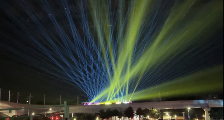 新北淡海輕軌3週年光影列車秀活動15日晚間登場，在淡水愛樂管樂團的悠揚樂聲中揭序幕，襯著滬尾晚風輕拂，現場氣氛輕鬆愜意；列車晚間7時28分從紅樹林站出發，全程空拍轉播，展現光影與淡水夜景之美。