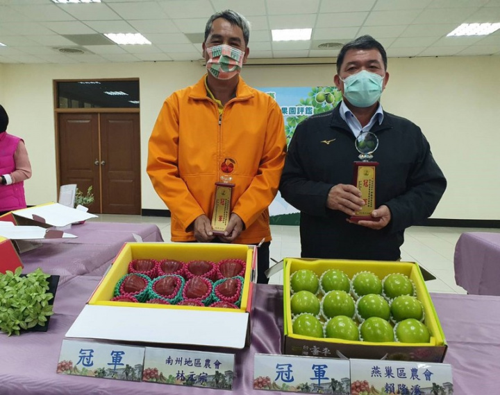 第12屆「全國蓮霧及棗優質管理果園評鑑」結果出爐，18日舉辦頒獎典禮，蓮霧冠軍由南州地區農會農民林元宗（左）獲得，棗子冠軍為燕巢區農會輔導的農民賴隆溪（右）。