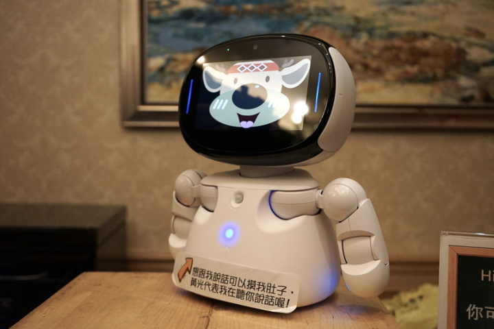 公路總局第四區養護工程處推出「小鹿」AI路況機器人，將於春節連假期間放置於蘇澳服務區、統一超商南澳門市及花蓮和平台泥DAKA園區服務台。