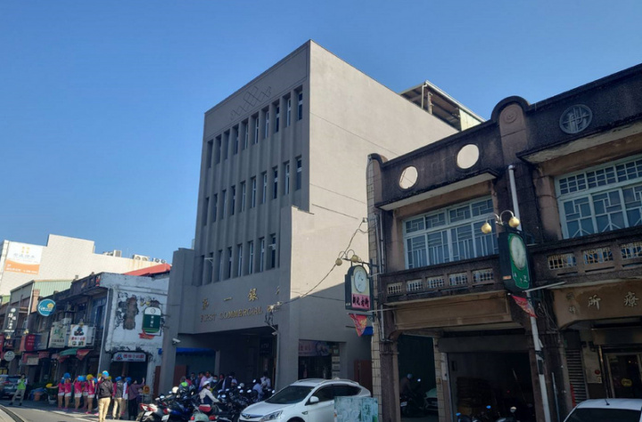 位於台南市新化區中正路老街東邊街道的第一銀行兩側，房屋在約20年前拆除後，成為連棟老屋立面景觀缺口，一銀同意以仿製方式重建牌樓式立面，3日動工。
