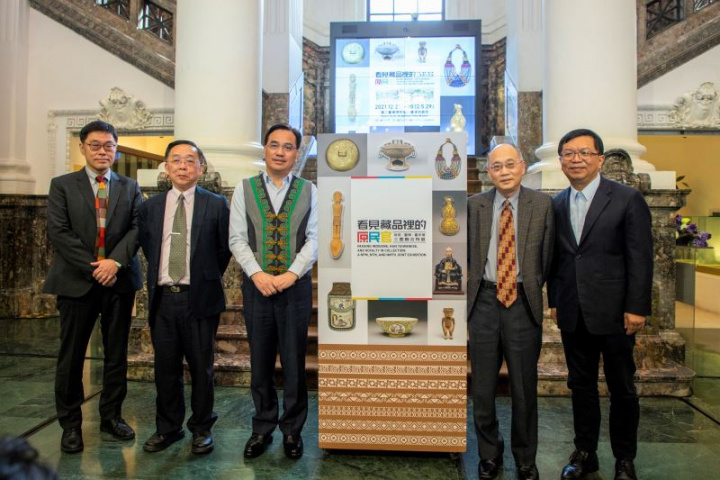 （右起）文化部次長李連權、國立故宮博物院長吳密察、原住民族委員會主委夷將・拔路兒、國立臺灣博物館長洪世佑及國立臺灣歷史博物館長張隆志，一同為「看見藏品裡的原、民、官：故宮、臺博、臺史博三館聯合特展」揭開序幕。