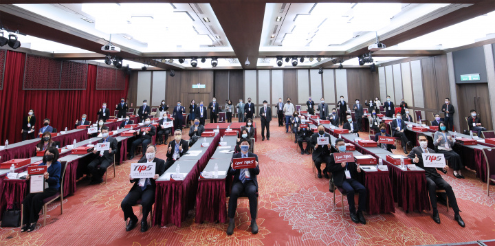 經濟部工業局周崇斌主任秘書(前排左2)與通過110年TIPS驗證之領證企業貴賓共同合影。