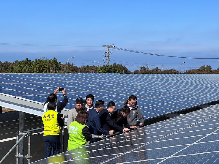 新竹市政府打造海山漁港太陽能發電系統4日運轉，此為竹市首座兼顧漁業發展與綠能發電的太陽能光電系統，每年可為市庫帶入超過新台幣50萬元售電回饋金。