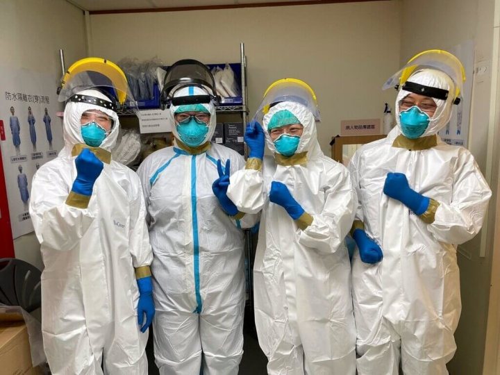 護理人員必須穿上密不透風的防護衣P2兔寶寶裝，才能進入專責病房。（大林慈濟醫院提供）