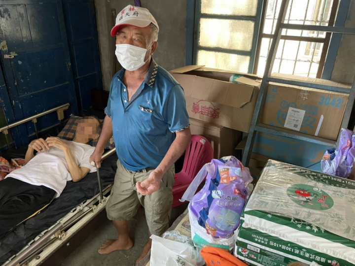 雲林縣水林鄉灣西村長黃常（站者）是村民眼中的守護神，無償照顧村內的獨居老人，數年如一日。