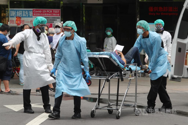 新北市板橋區亞東醫院去年5月爆發院內傳染案，當時門診降載且住院病人只出不進，僅收治由急診進入的急重症病患。