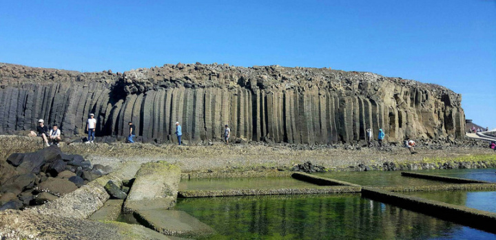 交通部觀光局澎湖國家風景區管理處今年力推「春之賞鷗季、夏之石滬季、秋之奇岩季及冬之訪古季」四季旅遊，讓遊客深入探索澎湖不同面貌。圖為澎湖池西岩瀑的柱狀玄武岩景觀。