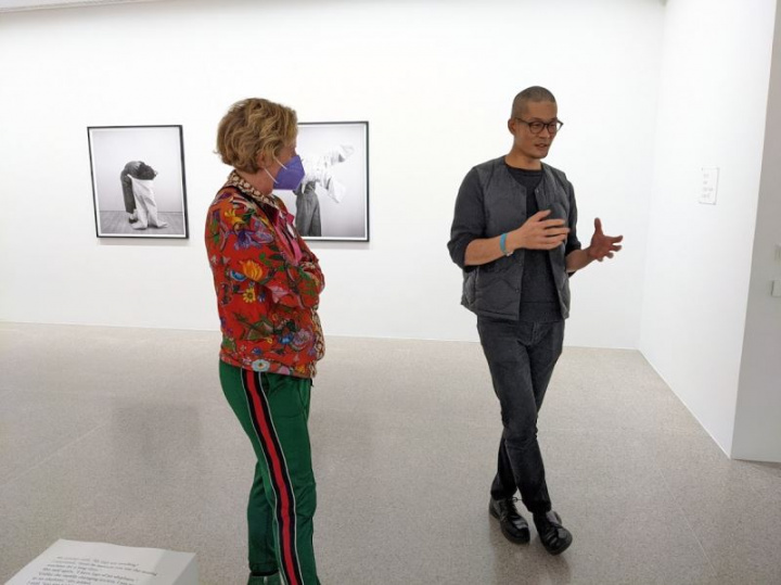 黃博志（右）向維也納現代藝術博物館長卡蘿拉．克勞斯（Karola Kraus）介紹展覽作品