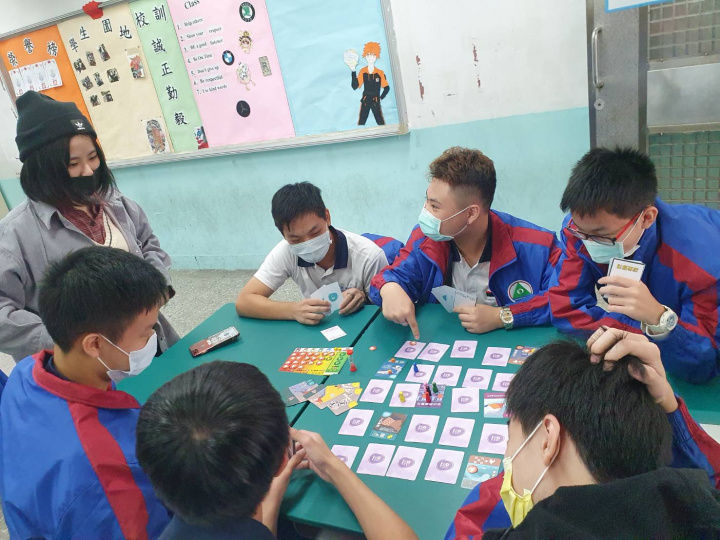 新北高工同學熱切詢問遊戲上的問題