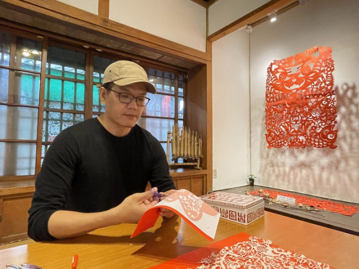 畫家張真輔提到，剪紙只需要一把剪刀和一張紙，隨時隨地都可以創作，不過也考驗製作者的耐心與專注力，片刻的寧靜才能剪出佳作。