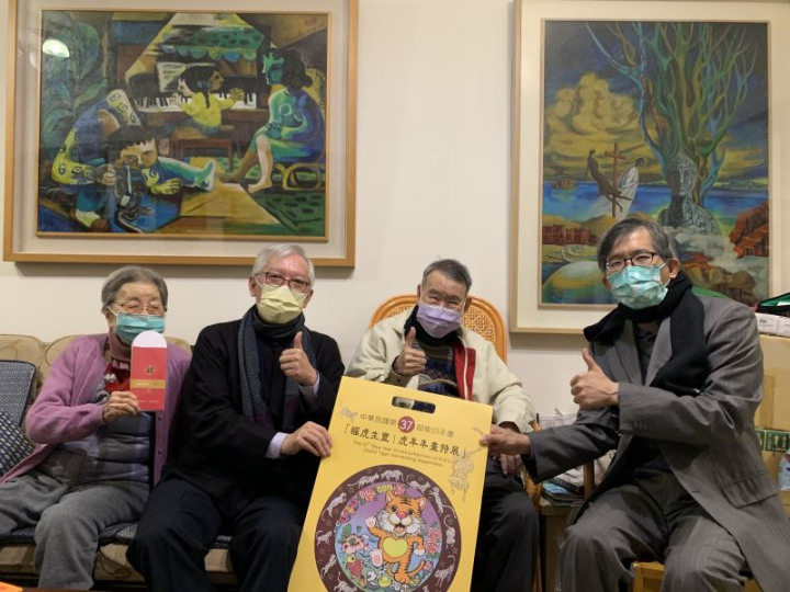 國美館長梁永斐(左2)致贈2022虎年版印年畫予王秀雄教授(右2)伉儷，右1為歷史博物館長廖新田