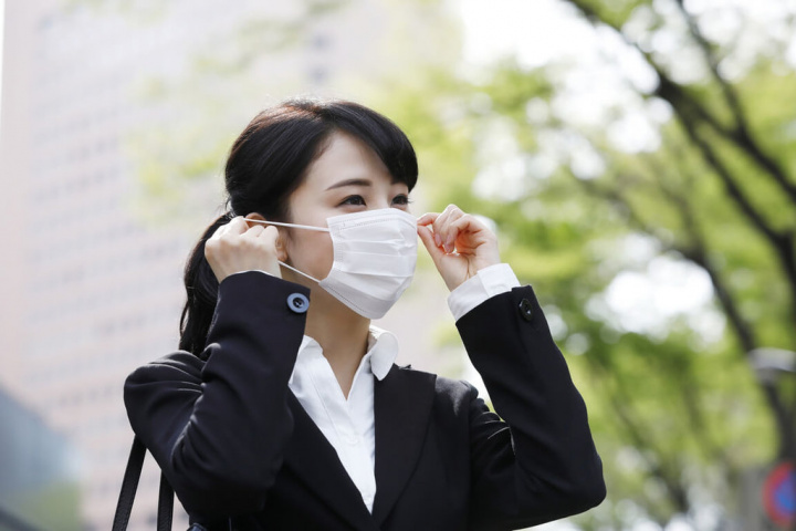 COVID-19疫情爆發以來，戴口罩已成為民眾生活日常，但也因此容易引發皮膚問題。皮膚科醫師建議，民眾每天可找適當時機暫時脫下口罩透氣，且至少每天更換一次新口罩，即使是布口罩也應該天天換洗。（門諾醫院提供）