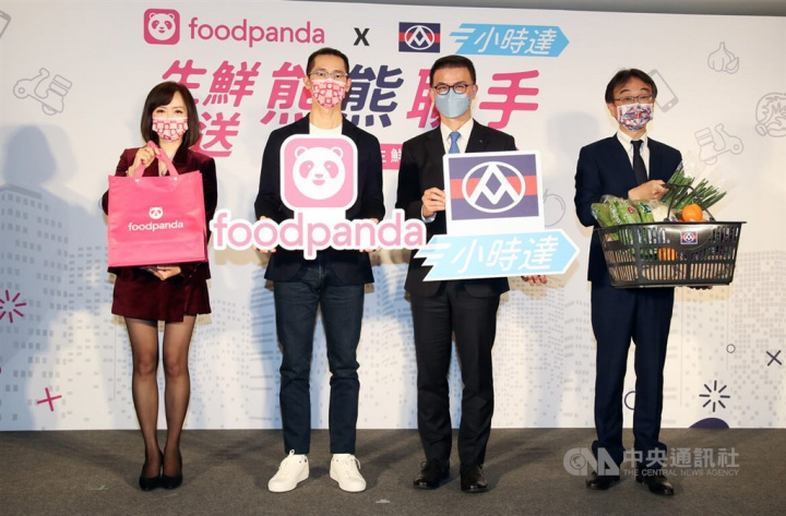 PX Mart general manager Tsai Tu-chang (second right) and foodpanda Taiwan general manager Fang Chun-chiang (second left). CNA photo Jan. 13, 2022