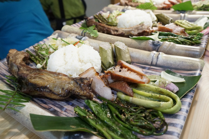 花蓮縣政府推動慢食文化，輔導在地14家原住民餐廳轉型為慢食餐廳，位於新城火車站的太魯閣入境隨俗燒烤餐廳以傳統煙燻法料理食材，提供遊客不一樣的味覺體驗。