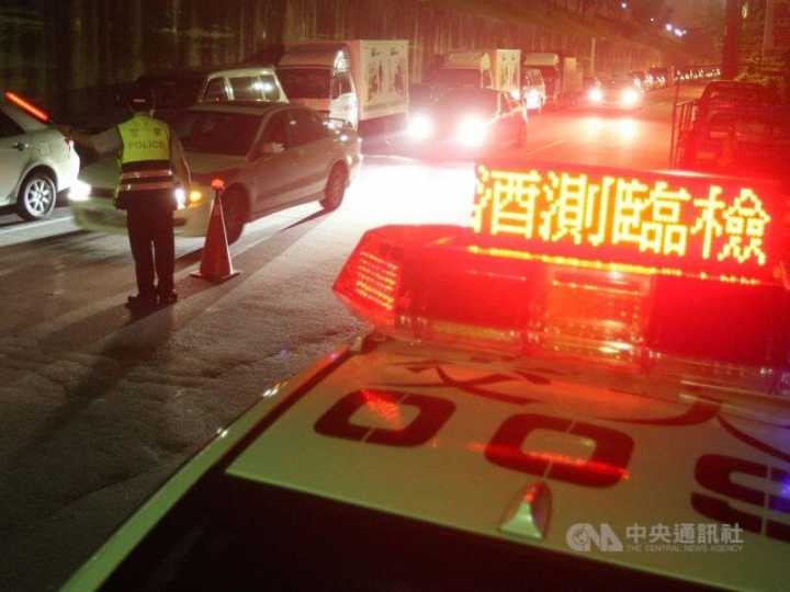 總統府28日發布總統令，酒駕修法30日生效，民眾春節行車上路適用酒駕新規。