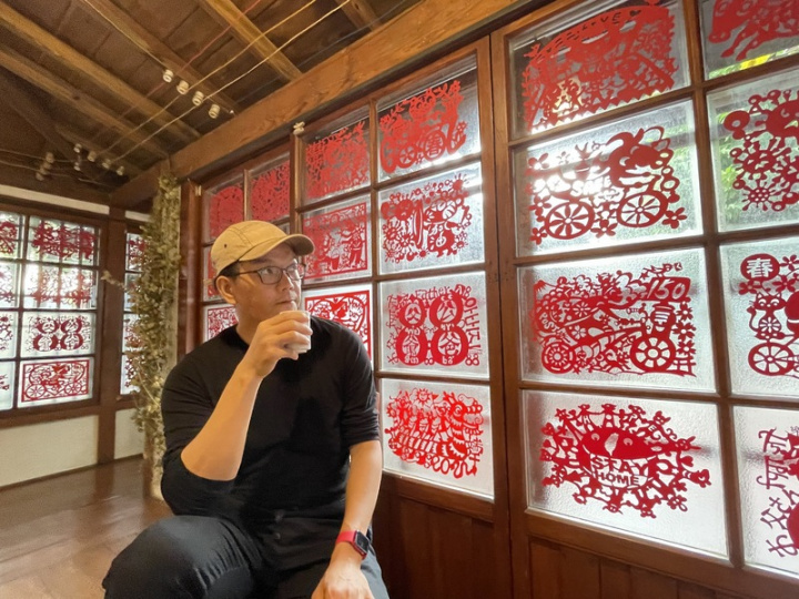 畫家張真輔曾單車旅遊世界，一筆一畫彩繪人生，4年前到中國新疆學習剪紙，剪出一番天地，有別於傳統花色，他走插畫風格，其作品在雲林故事館展出，紅色作品張貼在透明玻璃上更顯新春喜氣。