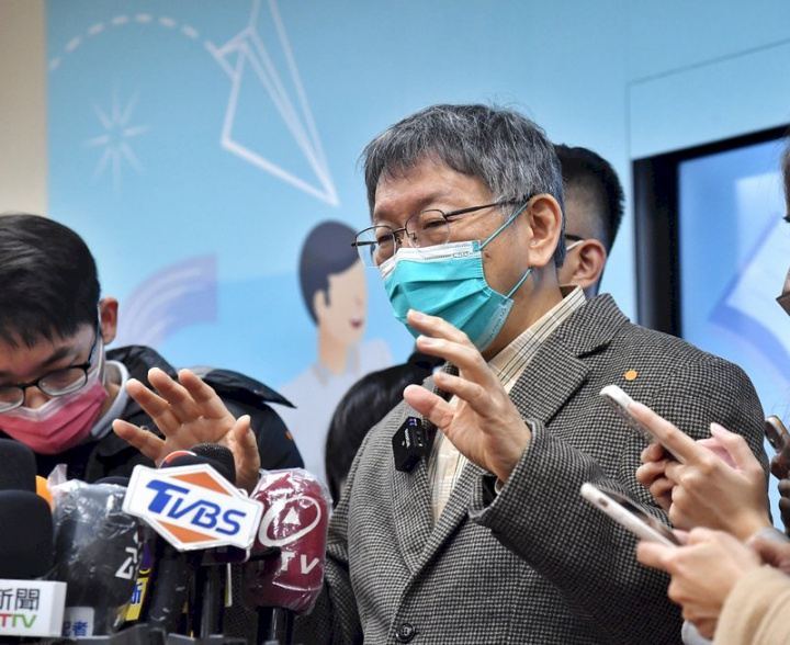 台北市長柯文哲17日表示，若中央同意「台北通」APP可介接健保資料，台北市將推動疫苗護照，以民眾施打疫苗的狀態設定紅、黃、綠三種燈號。(圖：中央社)