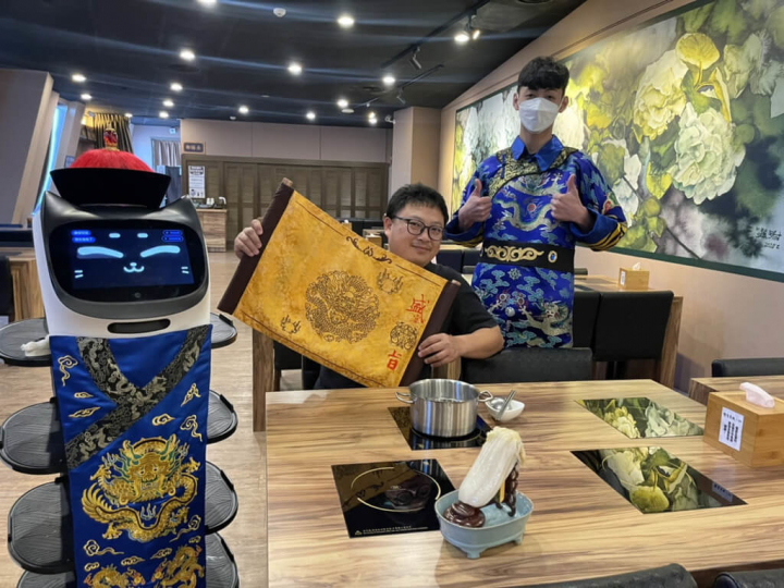 國立故宮博物院南部院區鍋物餐廳為加強防疫，引進AI機器人加入送餐行列，減少顧客與員工接觸的機會。（吳品諭提供）