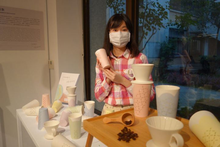台北科技大學文化事業發展系舉行畢業展，學生鐘云鐿將現代精品咖啡文化結合玲瓏瓷工藝，使咖啡色澤能透過半透明孔洞顯現，藉此推廣陶瓷應用並傳達光影互動之美。（北科大提供）