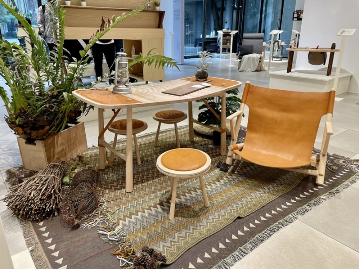 台北科技大學家具木工產學訓專班舉行成果展，學生作品「漠玫設計」，以實木和皮革設計躺椅、椅凳等家具，傳達溫暖、簡約的露營風格。（北科大提供）