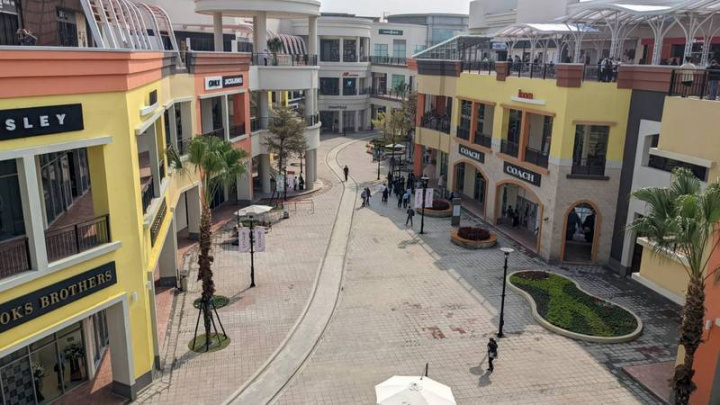 百貨龍頭新光三越首家Outlet「SKM Park」26日展開試營運，約有220家店鋪進駐，全年折扣平均3折起。