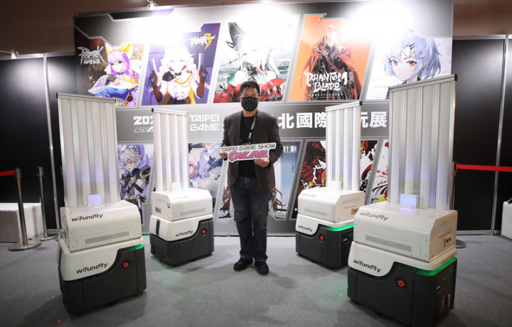 2022台北國際電玩展22日如期登場，台北市電腦公會理事長彭双浪（中）表示，每天展覽結束，夜間有醫療等級的紫外線消毒自主移動機器人進行全展區清消，提供民眾安全無虞的環境。