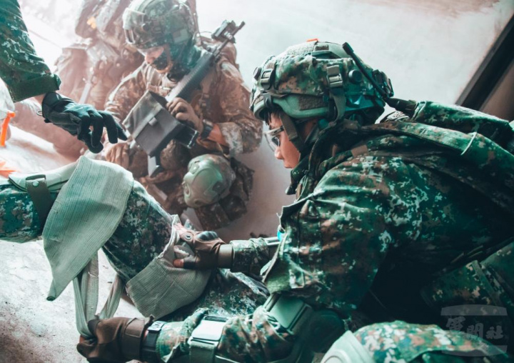 官兵演練戰傷救護。