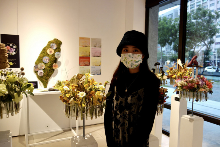 台北科技大學文化事業發展系舉行畢業展，學生胡譯云將花藝結合台灣百年自治的歷史轉變，發展成作品「話圈」，訴說1920年日治時期行政區5州3廳和多處地名更迭的故事。（北科大提供）