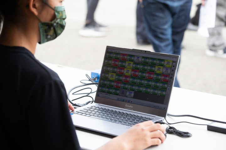 陸軍步訓部導入「運動訓練心跳監視系統」，可即時監測上百名接受體能訓練官兵的心肺狀態。