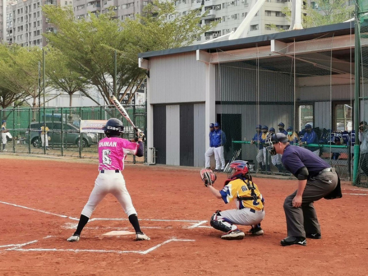  台南市巨人盃全國青少年棒球錦標賽今年邁入第11屆，參賽球隊共40隊，來自全國18縣市，1日火熱開打。（台南市政府提供）