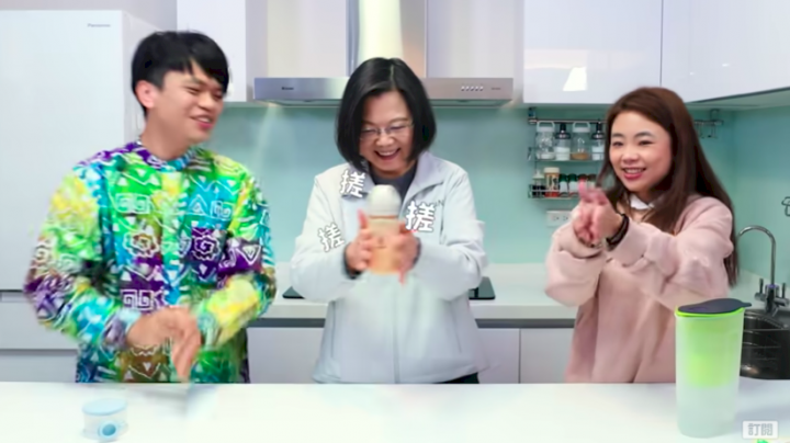 網紅蔡阿嘎與二伯日前曾與總統蔡英文一起手作奶嘴鍊、大聊育兒政策。（圖取自蔡英文總統YT頻道）