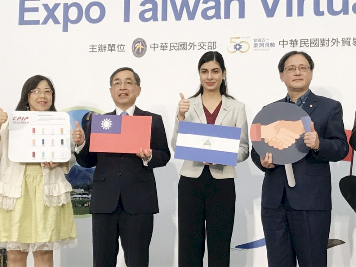 外交部國際合作及經濟事務司副司長邱陳煜（左2）表示，將持續加強與CPTPP成員國進行實質諮商及互動，爭取會員國共識，及早成立我國入會工作小組。