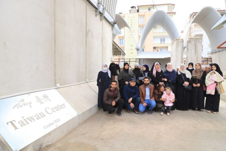 土耳其、敘利亞邊境的台灣中心執行長裘振宇（前左）15日表示，已有500位婦女加入中心編織計畫，52 個空間單元3月間將完成裝潢，定7月8日正式開幕。