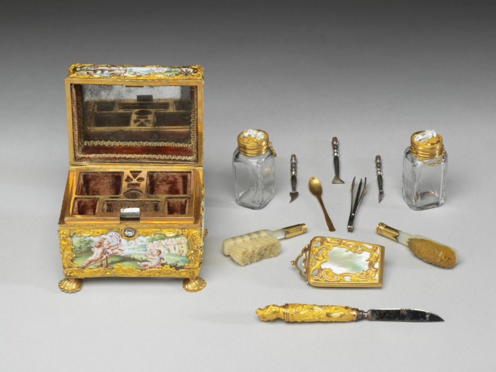 一件18世紀女士修妝匣，外表華麗，內裝有眼影刷、眉毛毛，精緻程度與功能性令人歎為觀止。(故宮提供)