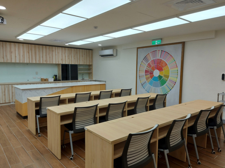 台灣大學打造「新世代感官能力培訓教室」，感官能力培訓教室包含3部分，其中作為教學空間的感官品評專業教室，採不偏色可調光源，能控制溫度與濕度，也是提供品評操作的示範區。