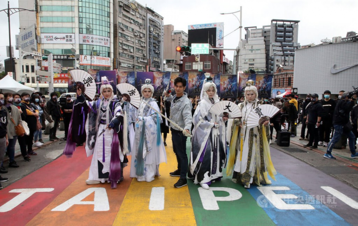 Cosplayers dressed as iconic glove puppet character Su Huan-jen in Taipei's Ximending shopping district on Jan. 9 to promote the upcoming movie. 