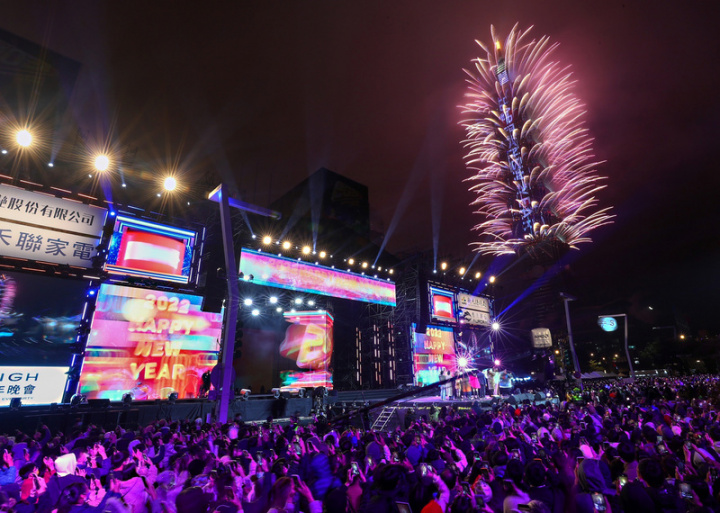 揮別2021，台北跨年晚會現場聚集大批民眾一同迎接新年度，倒數結束瞬間，一旁台北101大樓煙火也隨即綻放，同時也藉煙火秀傳達向防疫英雄致敬理念，期待2022年會更好。